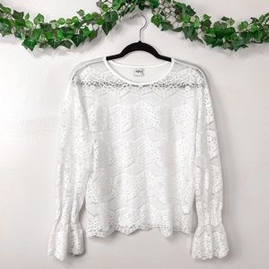 5 for $25🎈 NWOT Daytrip lace bell sleeve top